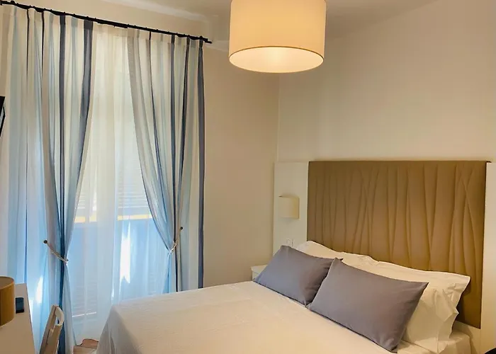 알베르고 데글리 아미치 호텔 몬테로소 알 마레