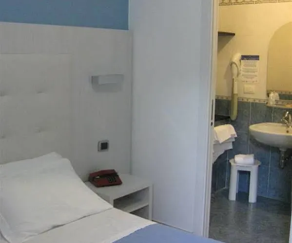 알베르고 데글리 아미치 호텔 몬테로소 알 마레